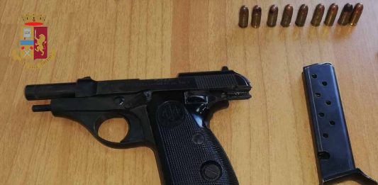 Chiama la polizia minacciando di voler uccidere i vicini, arrestata per porto d’arma e resistenza aggravata