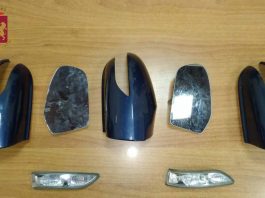 Lo arrestano mentre era intento a rubare gli specchietti di un auto