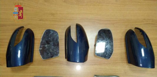 Lo arrestano mentre era intento a rubare gli specchietti di un auto