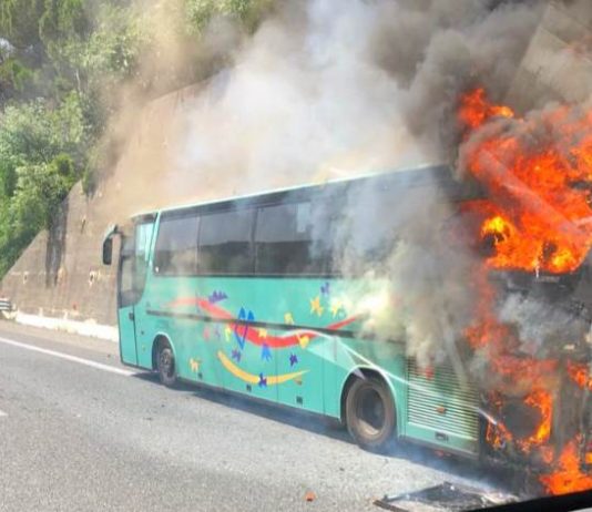 Bus in fiamme sulla A20: panico tra gli automobilisti, ma non c’erano passeggeri