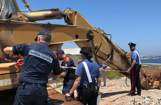 Inquinamento a Maregrosso: sequestrata area demaniale, tra gli undici indagati anche l’ex sindaco Accorinti e tre ex assessori