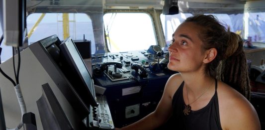 Un’onda di umanità sospinge verso Lampedusa Carola Rackete, la Capitana al timone di SeaWatch