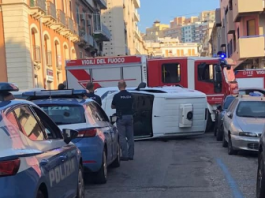 Furgone si ribalta in Via Luciano Manara, nessun ferito
