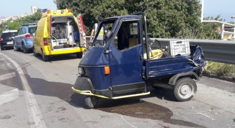 Tamponamento sulla SS113: si ribalta con la motoape a Brolo e perde le dita della mano