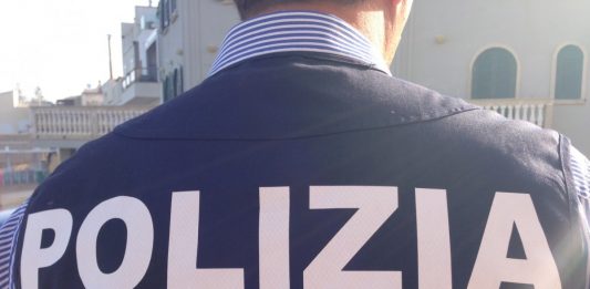 Viaggiavano con due pistole e una mitraglietta, arrestati dalla Polizia