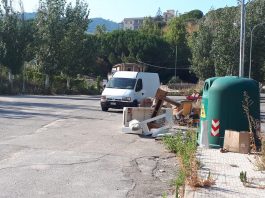 San Licandro: incivile “beccato” in flagrante mentre abbandona i rifiuti