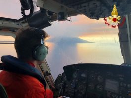 Stromboli: Canadair al lavoro per spegnere gli utimi focolai, vietate le escursioni