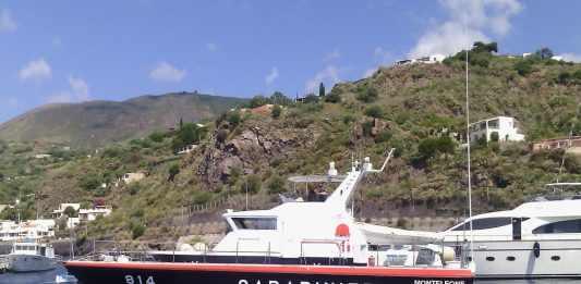 Lipari: allestivano una spiaggia attrezzata priva di autorizzazioni. Denunciati dai Carabinieri.
