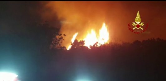 Il video e le foto dell’incendio alla frazione di Lami- Lipari