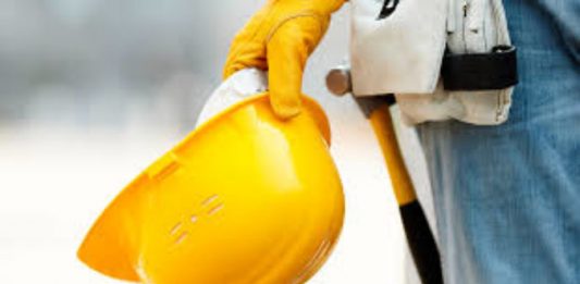 Folgorato su un traliccio, muore operaio di 37 anni