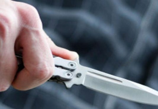 Minaccia titolare di un esercizio commerciale con un coltello.