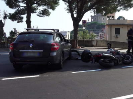 Scontro auto-moto sul viale Regina Margherita