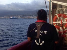 Ocean Viking approda a Messina: in 182 sbarcati, tra cui un neonato (video)