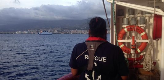 Ocean Viking approda a Messina: in 182 sbarcati, tra cui un neonato (video)