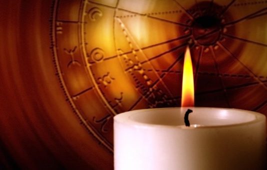 Raggirava anziani con rituali esoterici, arrestata un’ex insegnante di religione