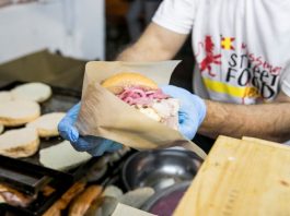 Buona la prima: migliaia di persone a piazza Cairoli per lo street Food messinese