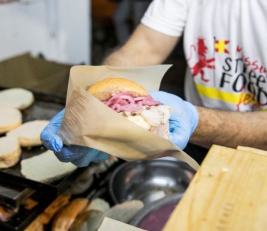 Buona la prima: migliaia di persone a piazza Cairoli per lo street Food messinese