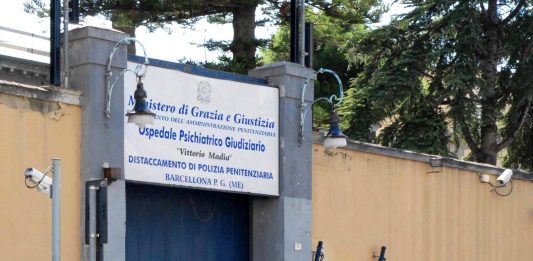 Detenuto tenta di impiccarsi nel carcere di Barcellona P.G., gli agenti lo salvano