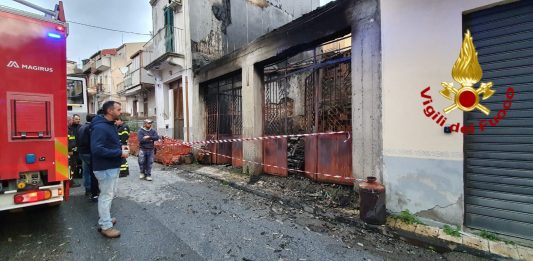 Incendio in un magazzino a San Pier Niceto, provvidenziale l’intervento dei Vigili del Fuoco