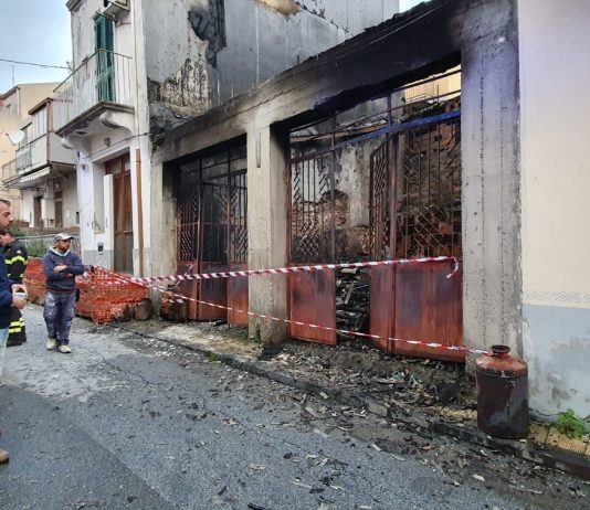 Incendio in un magazzino a San Pier Niceto, provvidenziale l’intervento dei Vigili del Fuoco