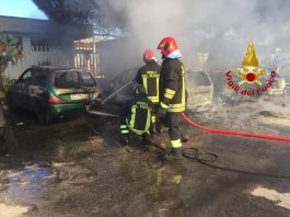 Grosso incendio ha coinvolto cinque autovetture, intervento immediato dei Vigili del fuoco