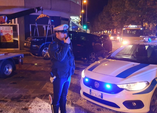 Notte di blitz per la polizia municipale, tra prostituzione e fuochi d’artificio: tutti i numeri