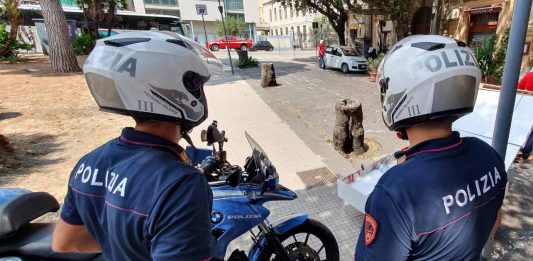 Spacciava marijuana ai minorenni “via whatsapp”: arrestato in Piazza Lo Sardo