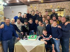 Serata di festa e scambio di auguri per l’Asd San Fratello. Il presidente di Bartolo regala il panettone a Reale