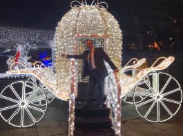 Il telone a Piazza Cairoli verrà rimosso: De Luca “non sapeva” e chiede scusa. Ma è stata una vittoria dell’opinione pubblica