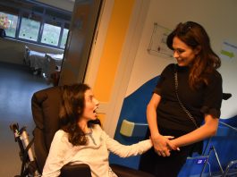 Maria Grazia Cucinotta in visita al Centro NeMO SUD