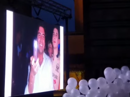 L’addio al Duomo: palloncini in cielo e lunghi applausi per Elio Finocchiaro