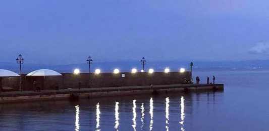 Lipari, l’energia delle onde marine illumina il porto