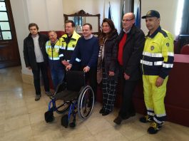 Il sindaco Metropolitano, prende in consegna una sedia a rotelle donata dalla associazione Radioperatori