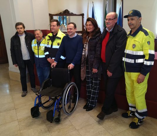 Il sindaco Metropolitano, prende in consegna una sedia a rotelle donata dalla associazione Radioperatori