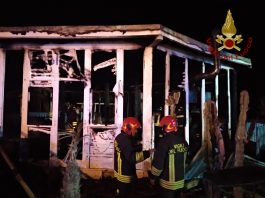Distrutto dalle fiamme il lido Blue Beach di Brolo, indagano i carabinieri