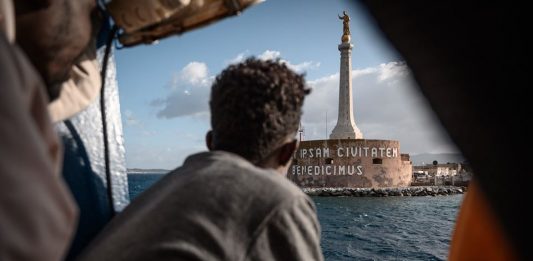 La Sea Watch 3 a Messina, migranti in quarantena nell’hotspot : Musumeci, “ne prendiamo atto”