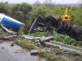 A18 Catania-Messina, Si ribalta autocisterna che portava ossigeno liquido