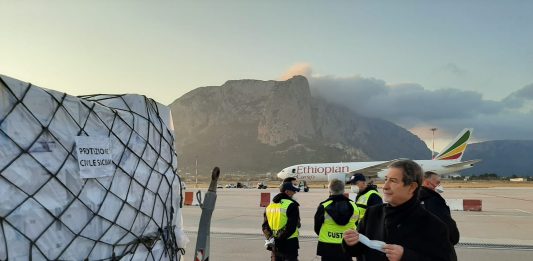 Coronavirus: atterrato a Palermo un carico di 40 tonnellate di dispositivi acquistato dalla Regione