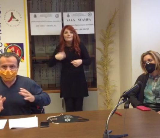 De Luca: ordinanza della cassata “riduzione corse Atm, ottiche, ferramenta, librerie riaprono”; report Family Card