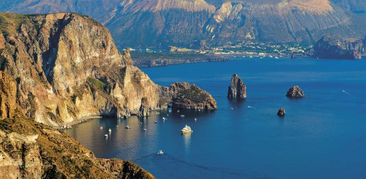 Alle Eolie la primavera è da temperature record e si pensa alla bella stagione già alle porte con tutto cancellato fino a giugno