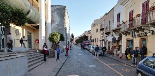 Boom di richieste di buoni spesa al Comune di Lipari. Presa d’assalto la posta centrale