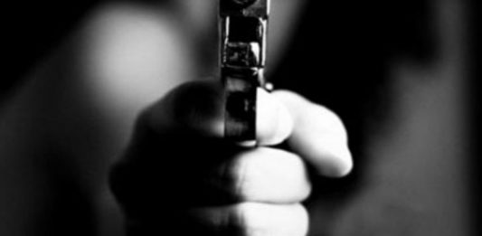 Gelosia e violenza: spara contro la finestra per intimidire il presunto rivale