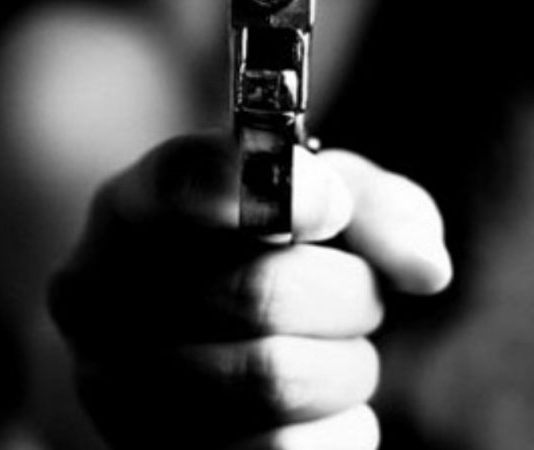 Gelosia e violenza: spara contro la finestra per intimidire il presunto rivale