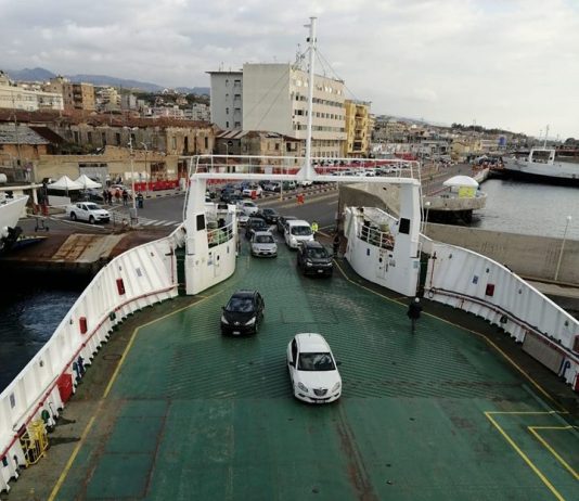Traghettamenti sullo Stretto: De Luca aizza il suo pubblico sul “via vai” che non c’è, 176 le auto sbarcate ieri