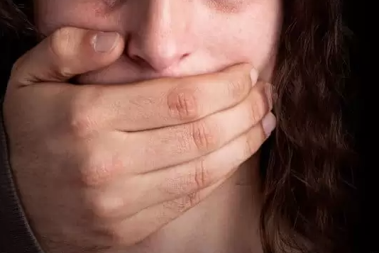 Maltrattava la convivente davanti ai figli: ai domiciliari ventiseienne messinese