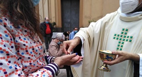 L’emozione della prima Messa, il Santuario di Lourdes di Messina riparte dalla Grotta