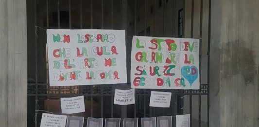 Eolie, protesta simbolica: Lavoratori marittimi stagionali abbandonano libretti di navigazione al Comune