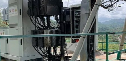 Pensano che sia un ripetitore 5G e lo bruciano: in migliaia senza linea