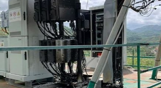 Pensano che sia un ripetitore 5G e lo bruciano: in migliaia senza linea