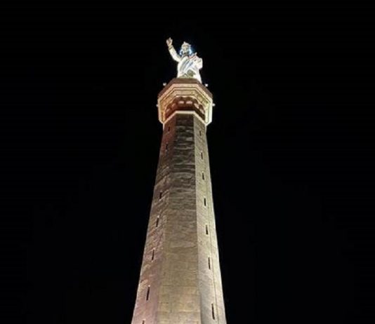 Torna ad essere illuminata la stele della Madonna della Lettera